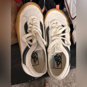 Vans Shoes - White and Black
Men 4.5
Women 6
